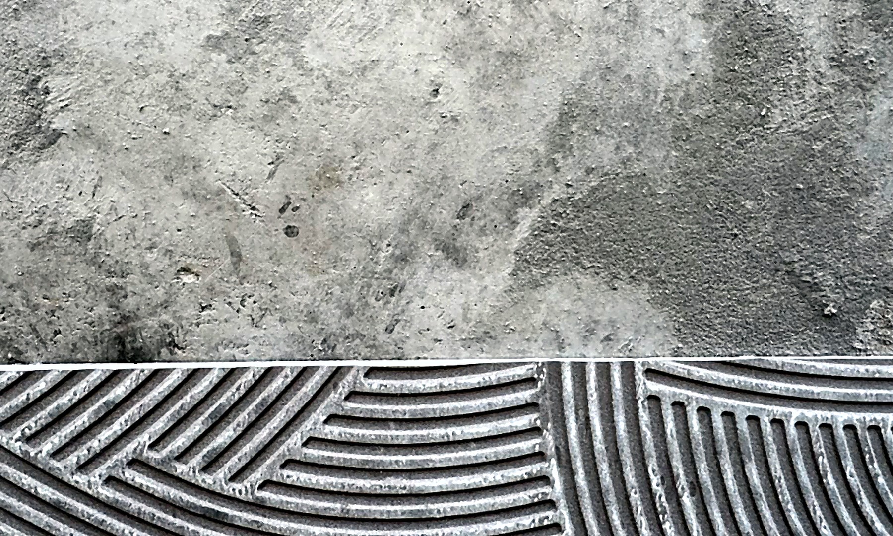 Detalle de adhesivo sobre concreto y superficie preparada