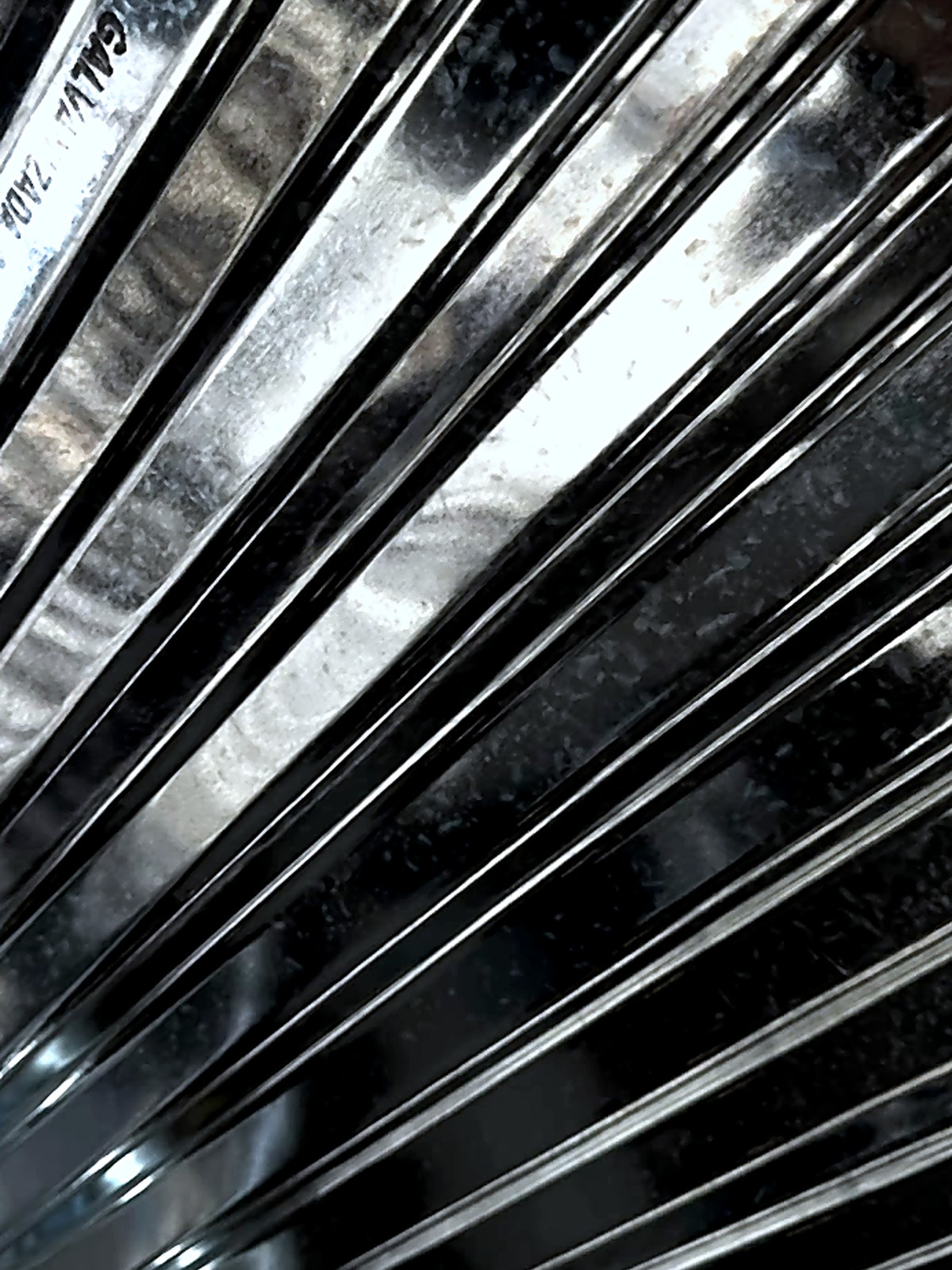 Metal acanalado con reflejos de obra