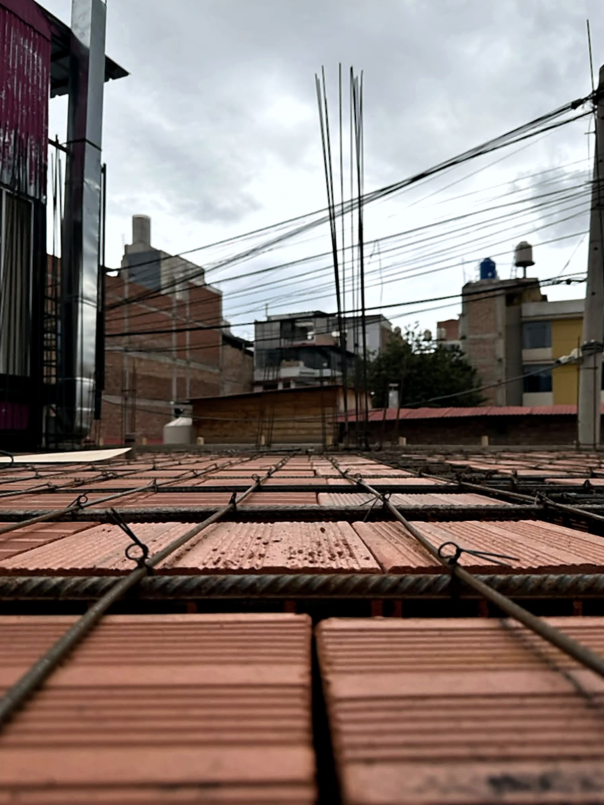 Losa con acero de refuerzo y ladrillos de techo