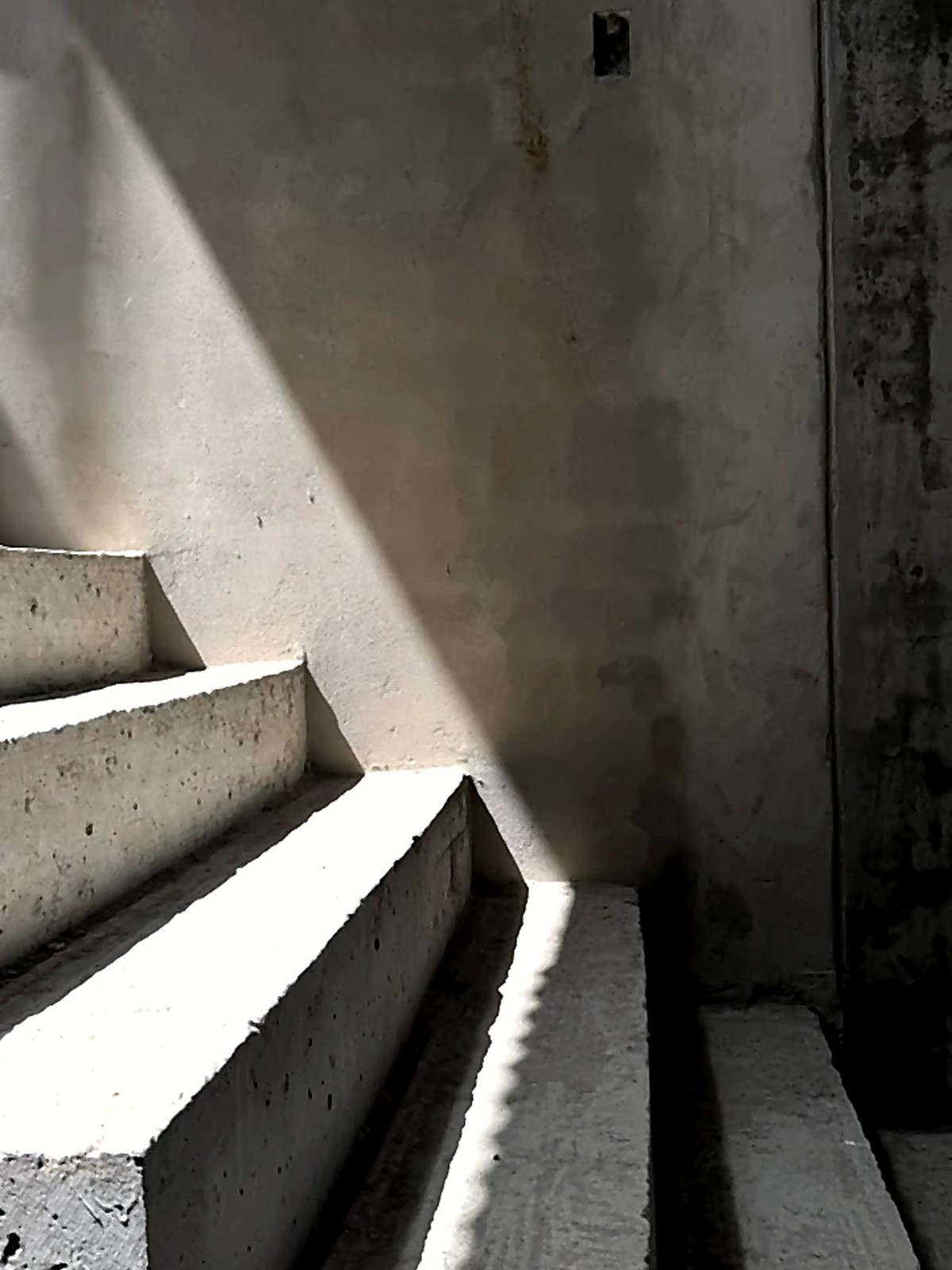 Escalera de concreto en obra gris